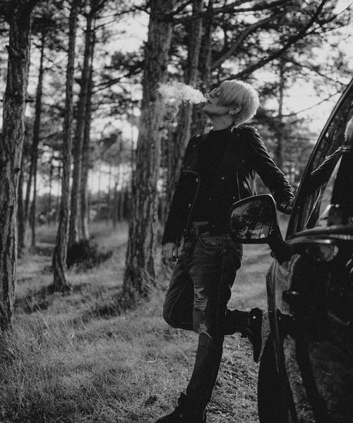 Силует людини в спокійній збалансованій позі на темному фоні.